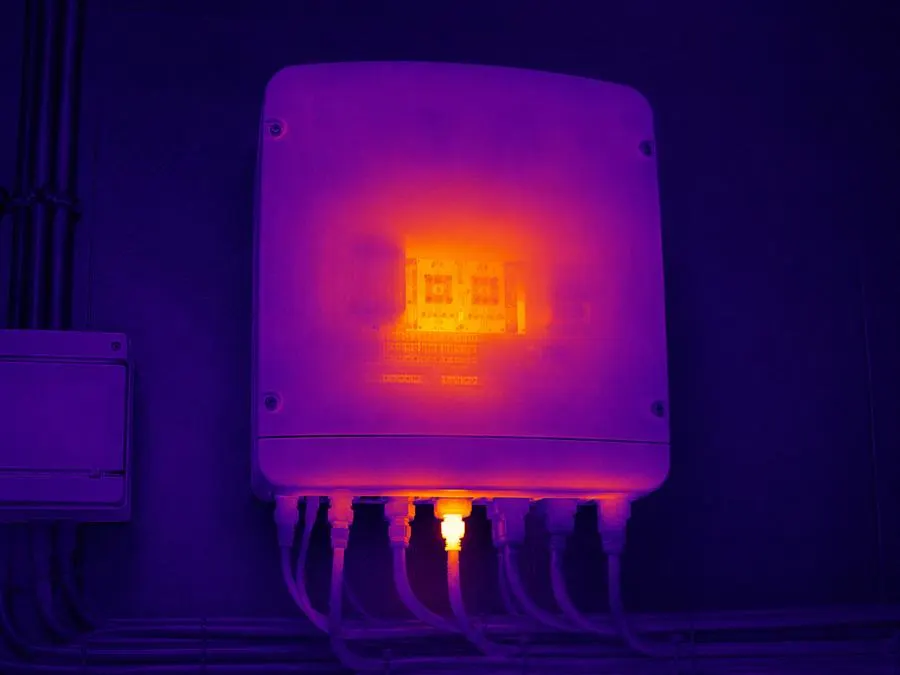 Illustration: thermal image of an inverter with a hot area inside and one hot cable underneath