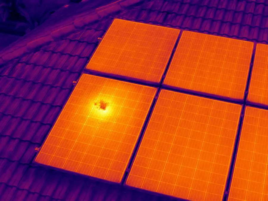 Illustration: thermal image of a panel with one small hot spot where debris covers the surface