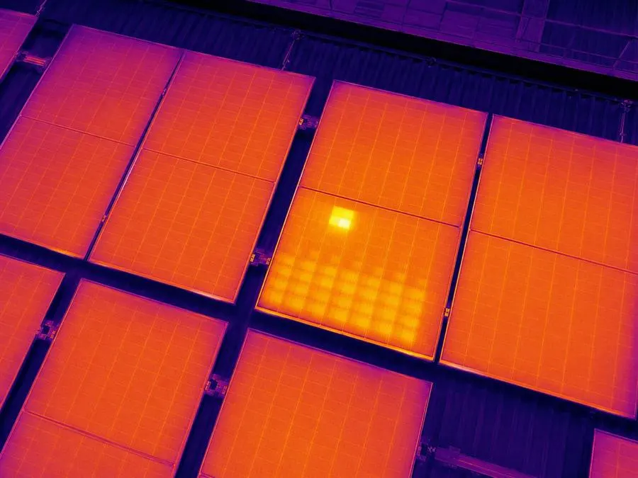 Illustration: thermal image of a module with one very hot cell and a warmer lower half
