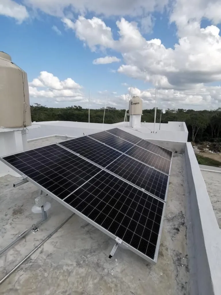 Illustration: solar panels on a tilted aluminium frame on a flat concrete roof